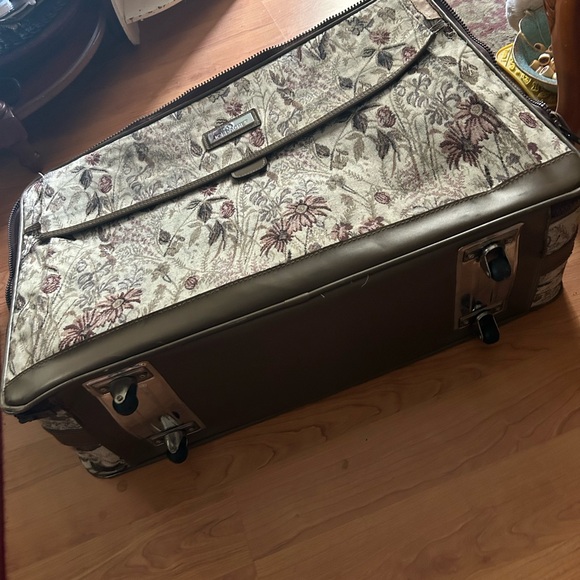 Vintage Jordache Tapestry Suitcase on Wheels - Picture 4 of 13